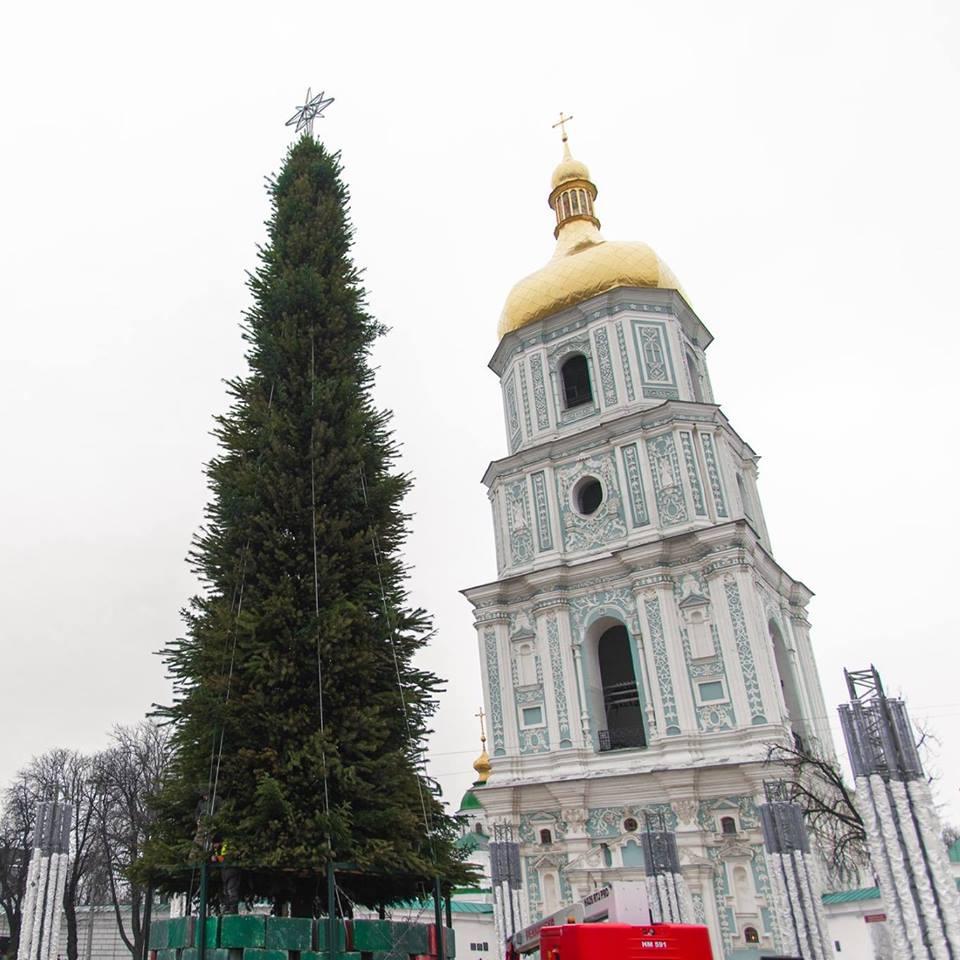 Сейчас на Софийской площади монтируют объекты города Северного сияния, которое планируют официально открыть 19 декабря в 17:00